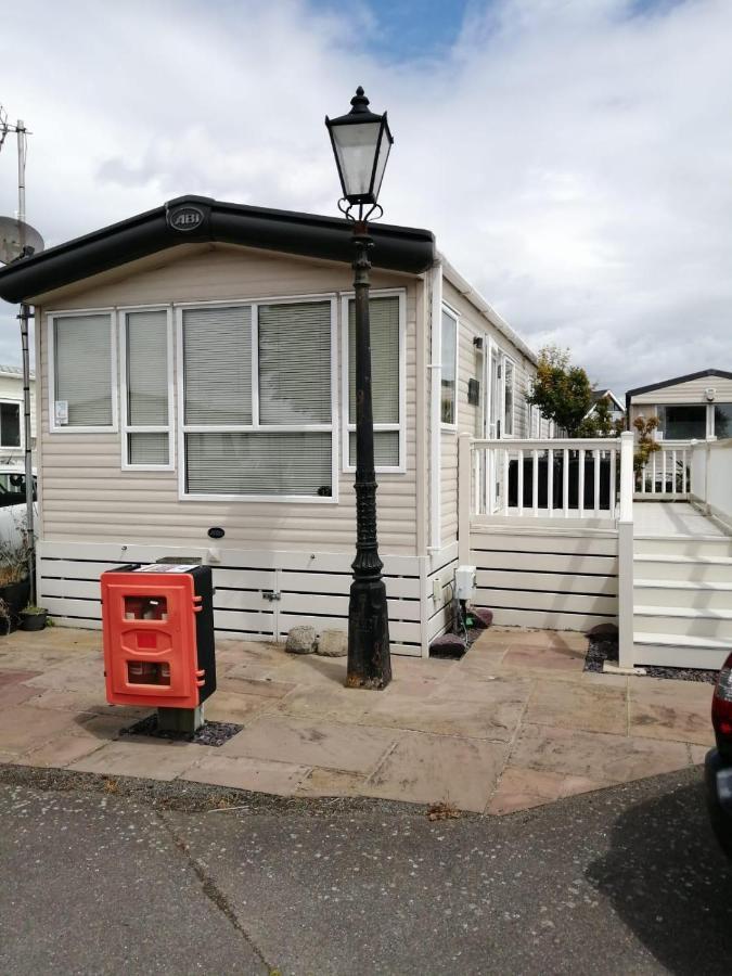 Lovely 6 Berth Caravan With Decking And Wifi In Kent, Ref 47017C Hotell Whitstable Exteriör bild