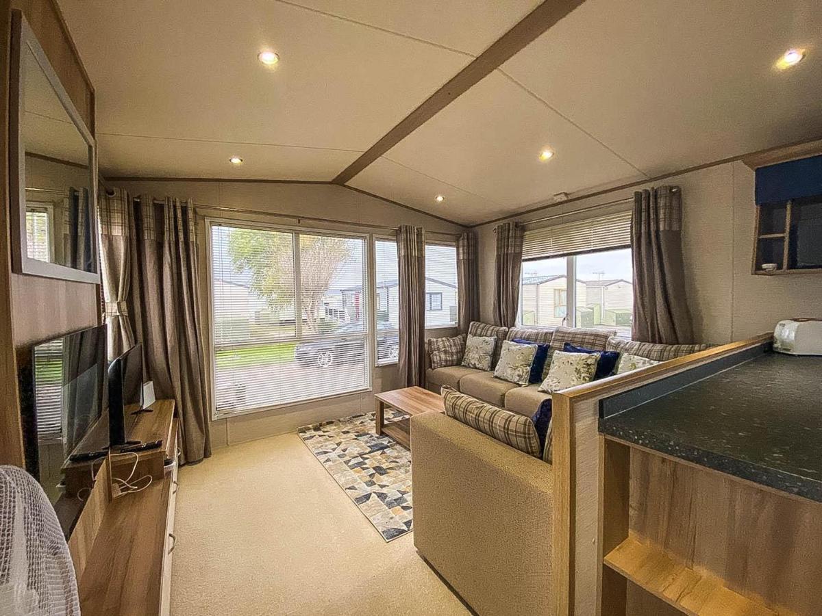 Lovely 6 Berth Caravan With Decking And Wifi In Kent, Ref 47017C Hotell Whitstable Exteriör bild