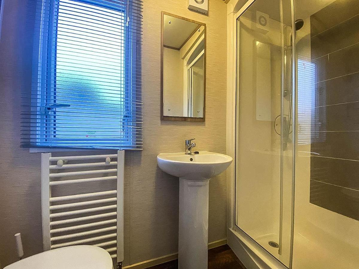 Lovely 6 Berth Caravan With Decking And Wifi In Kent, Ref 47017C Hotell Whitstable Exteriör bild
