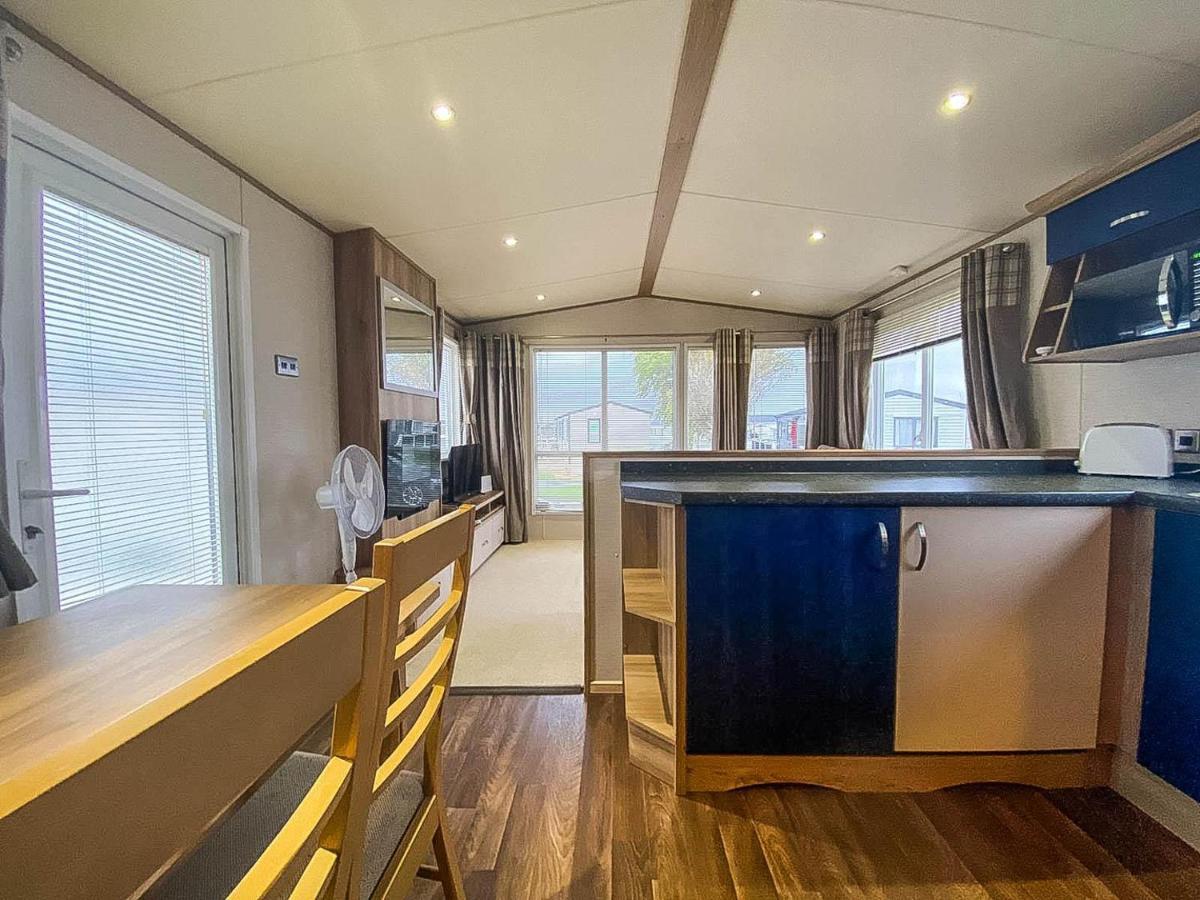 Lovely 6 Berth Caravan With Decking And Wifi In Kent, Ref 47017C Hotell Whitstable Exteriör bild