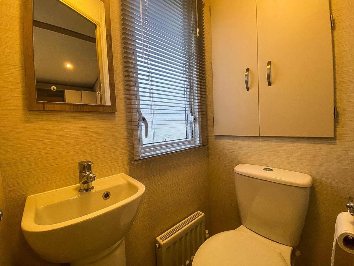 Lovely 6 Berth Caravan With Decking And Wifi In Kent, Ref 47017C Hotell Whitstable Exteriör bild