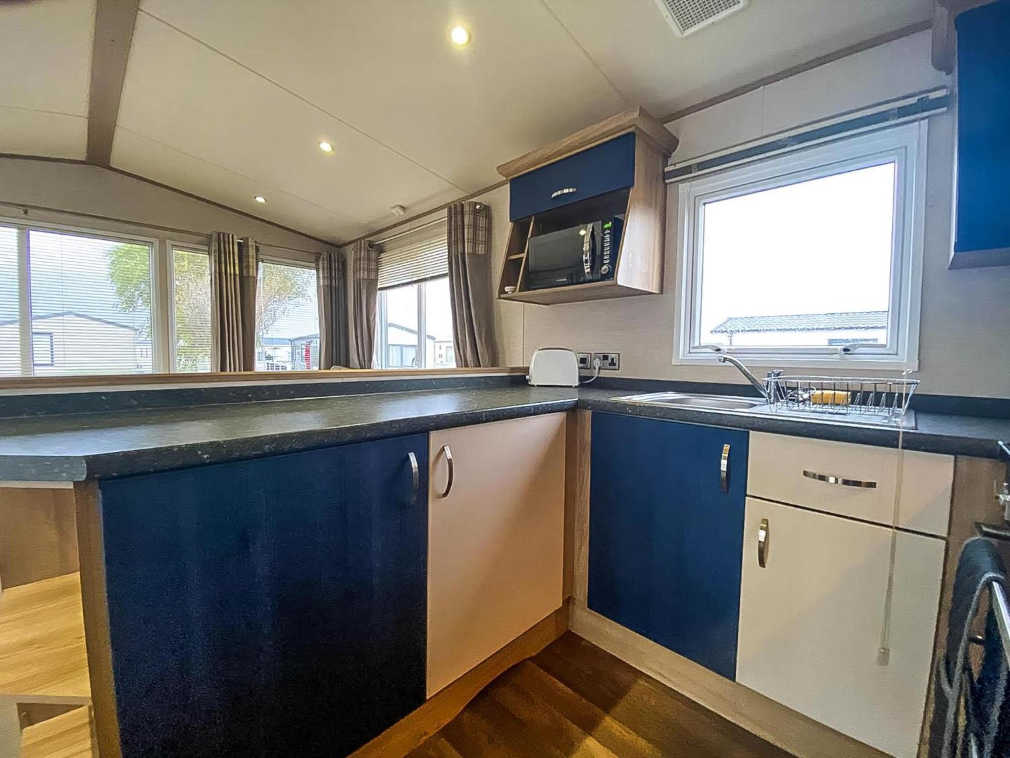 Lovely 6 Berth Caravan With Decking And Wifi In Kent, Ref 47017C Hotell Whitstable Exteriör bild