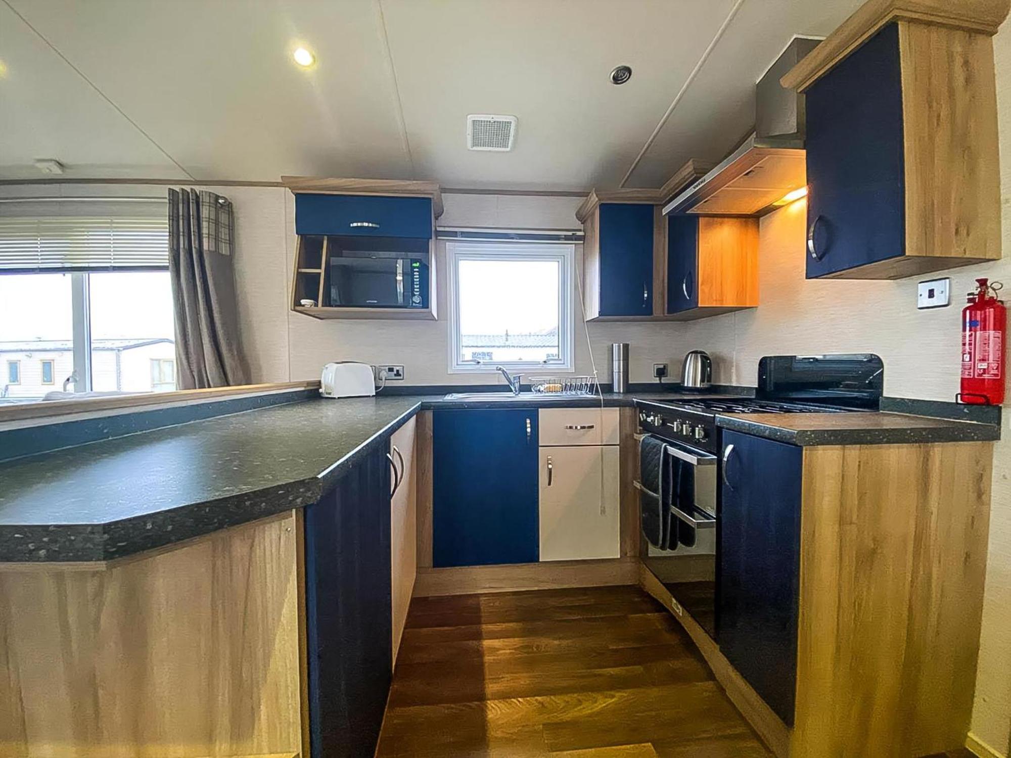 Lovely 6 Berth Caravan With Decking And Wifi In Kent, Ref 47017C Hotell Whitstable Exteriör bild