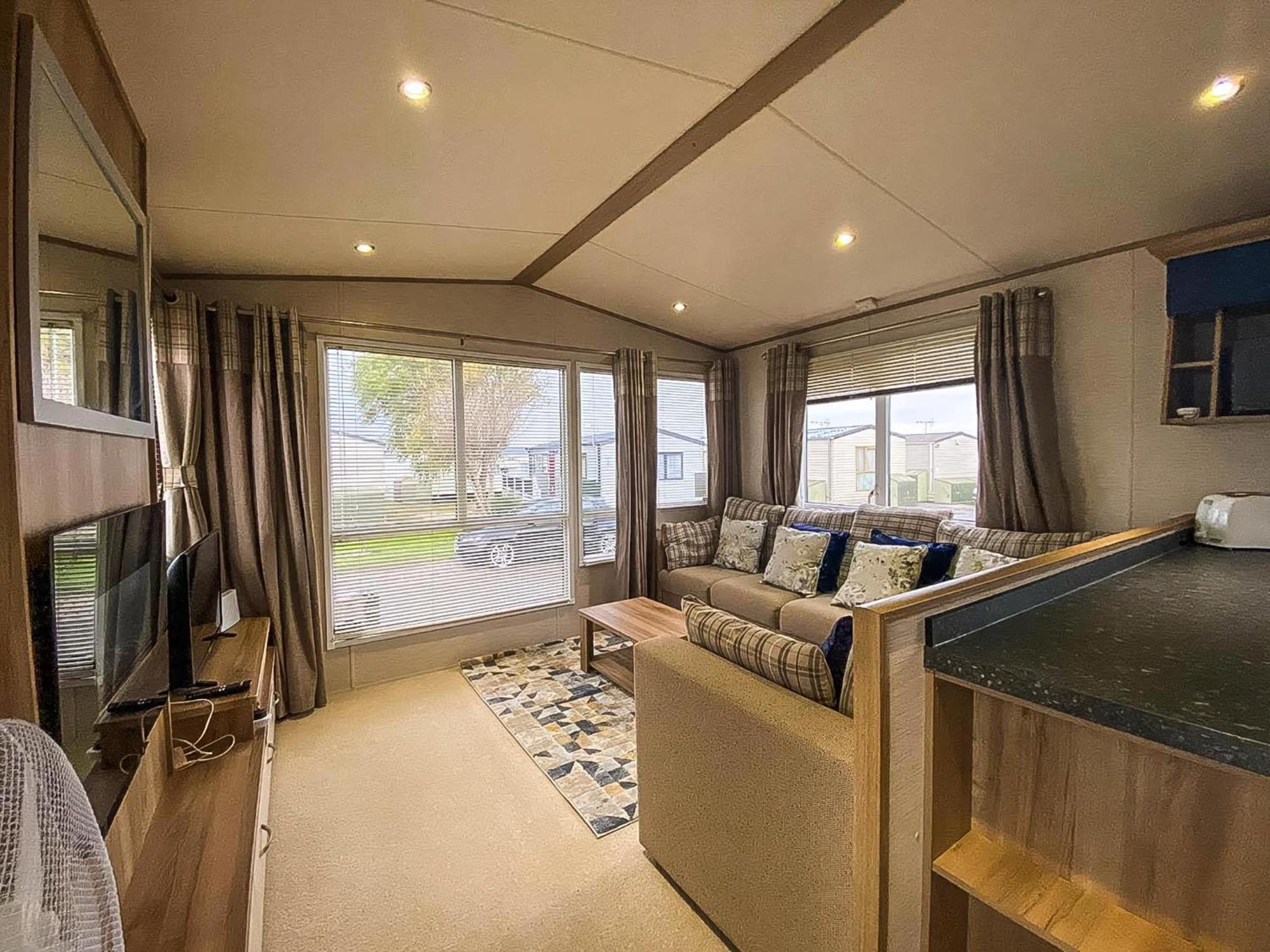 Lovely 6 Berth Caravan With Decking And Wifi In Kent, Ref 47017C Hotell Whitstable Exteriör bild
