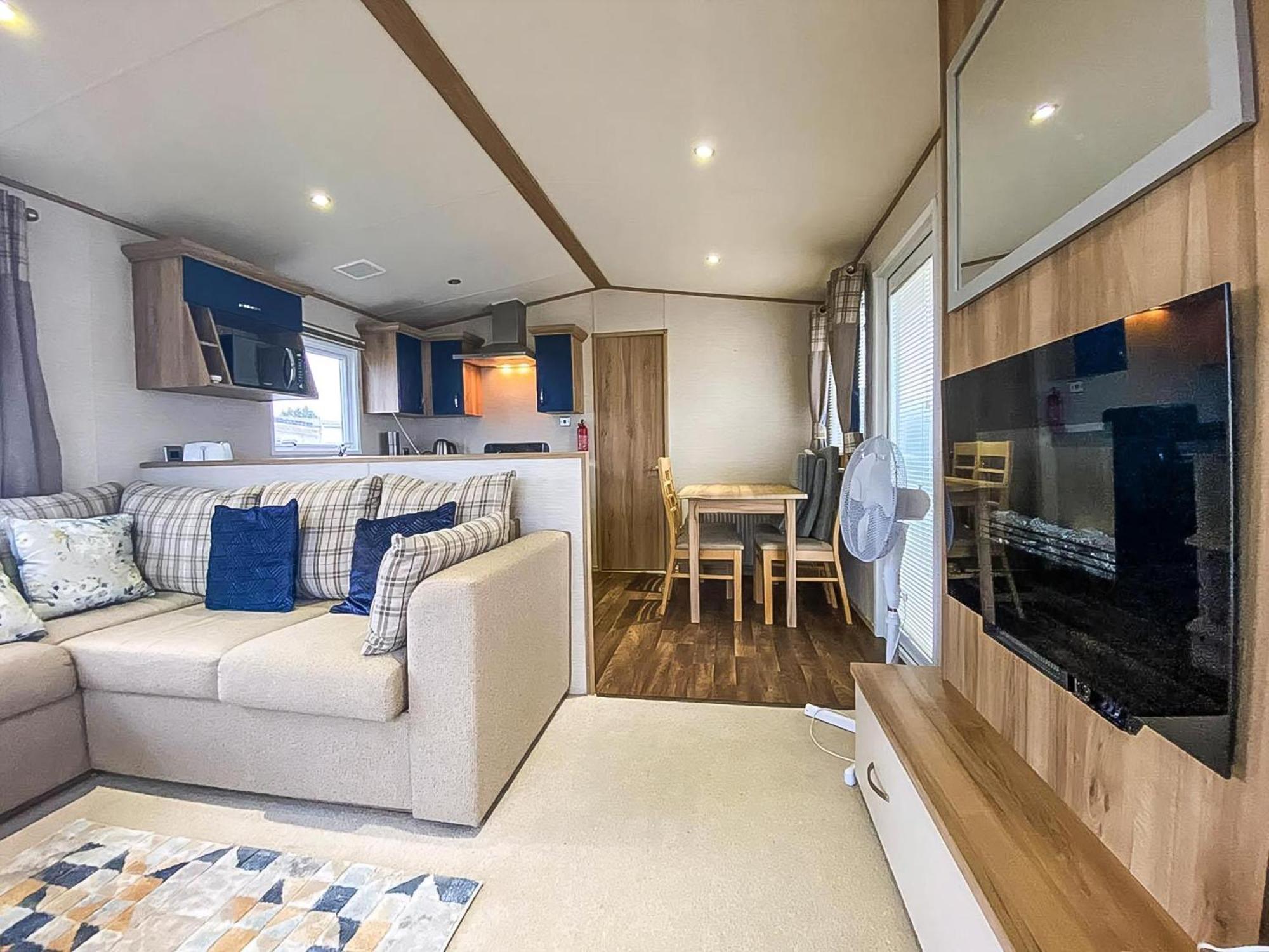 Lovely 6 Berth Caravan With Decking And Wifi In Kent, Ref 47017C Hotell Whitstable Exteriör bild