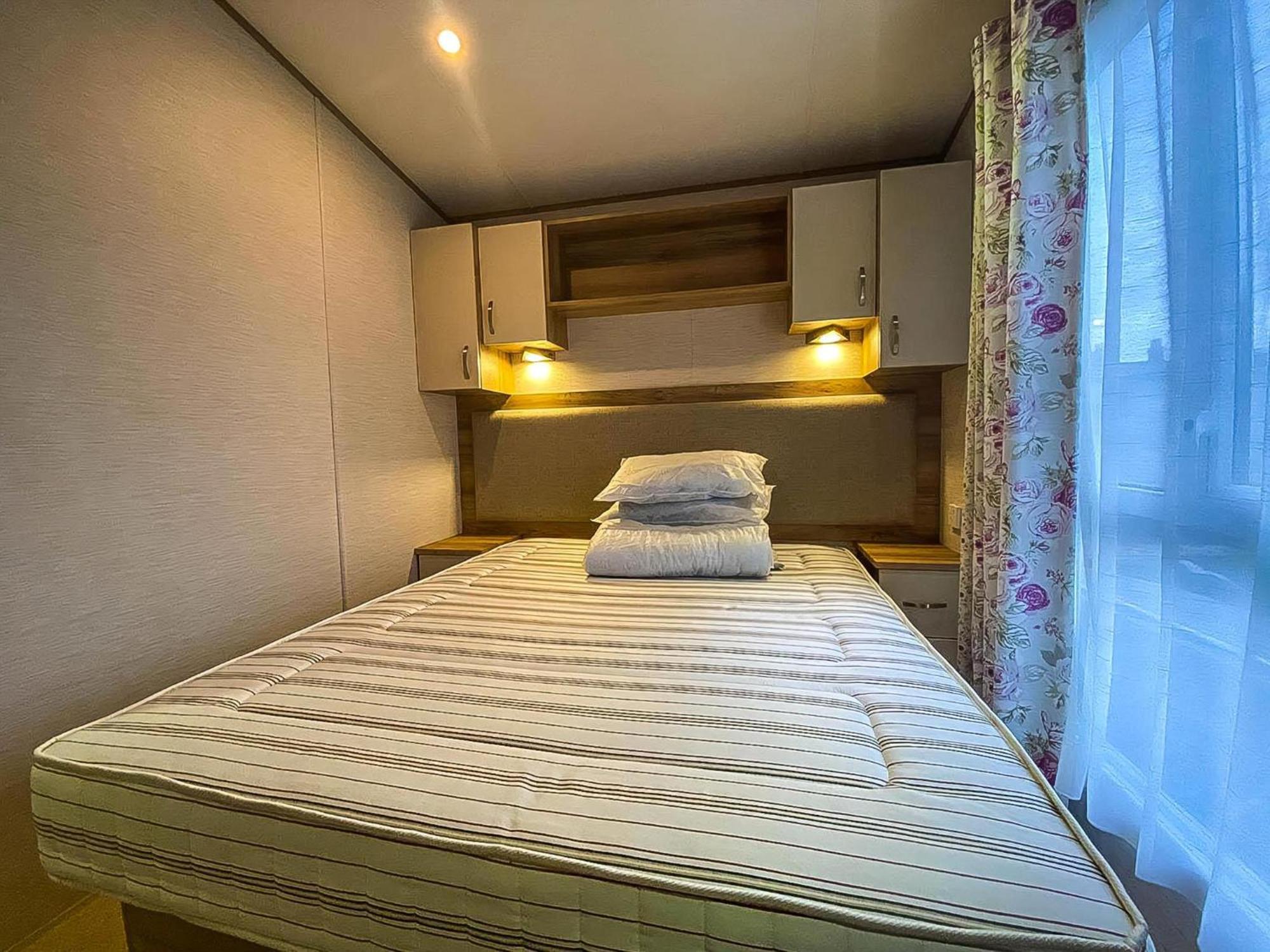 Lovely 6 Berth Caravan With Decking And Wifi In Kent, Ref 47017C Hotell Whitstable Exteriör bild