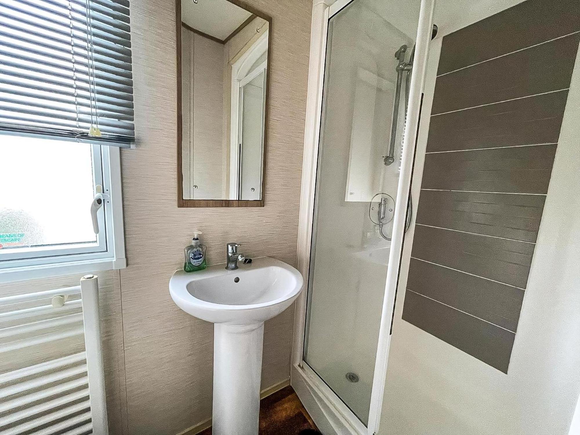 Lovely 6 Berth Caravan With Decking And Wifi In Kent, Ref 47017C Hotell Whitstable Exteriör bild