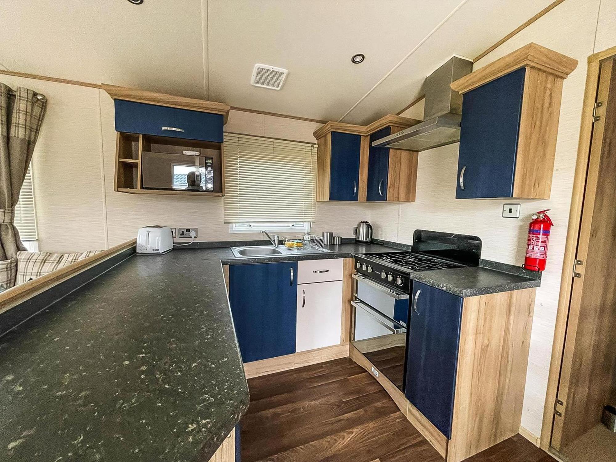 Lovely 6 Berth Caravan With Decking And Wifi In Kent, Ref 47017C Hotell Whitstable Exteriör bild